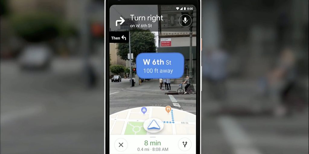 Image de l'application google maps pour piéton montrant la rue et en superposition des contenus comme le nom de la rue, la distance et les indications de direction