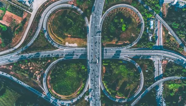 Photo de routes qui s'entrecroisent
